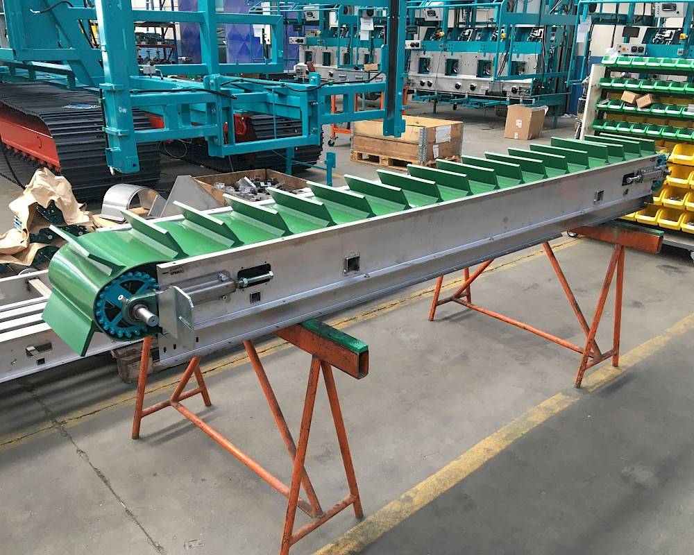 A conveyor belt finished in green in the Deman workshop.