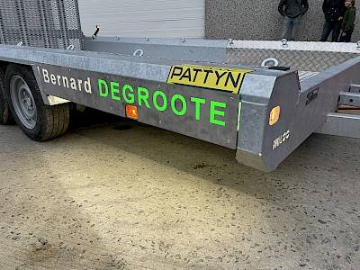 flatbed trailer - flashing light is on