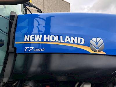 Detail van de blauwe motorkap van een tweedehands NEW HOLLAND T7.250