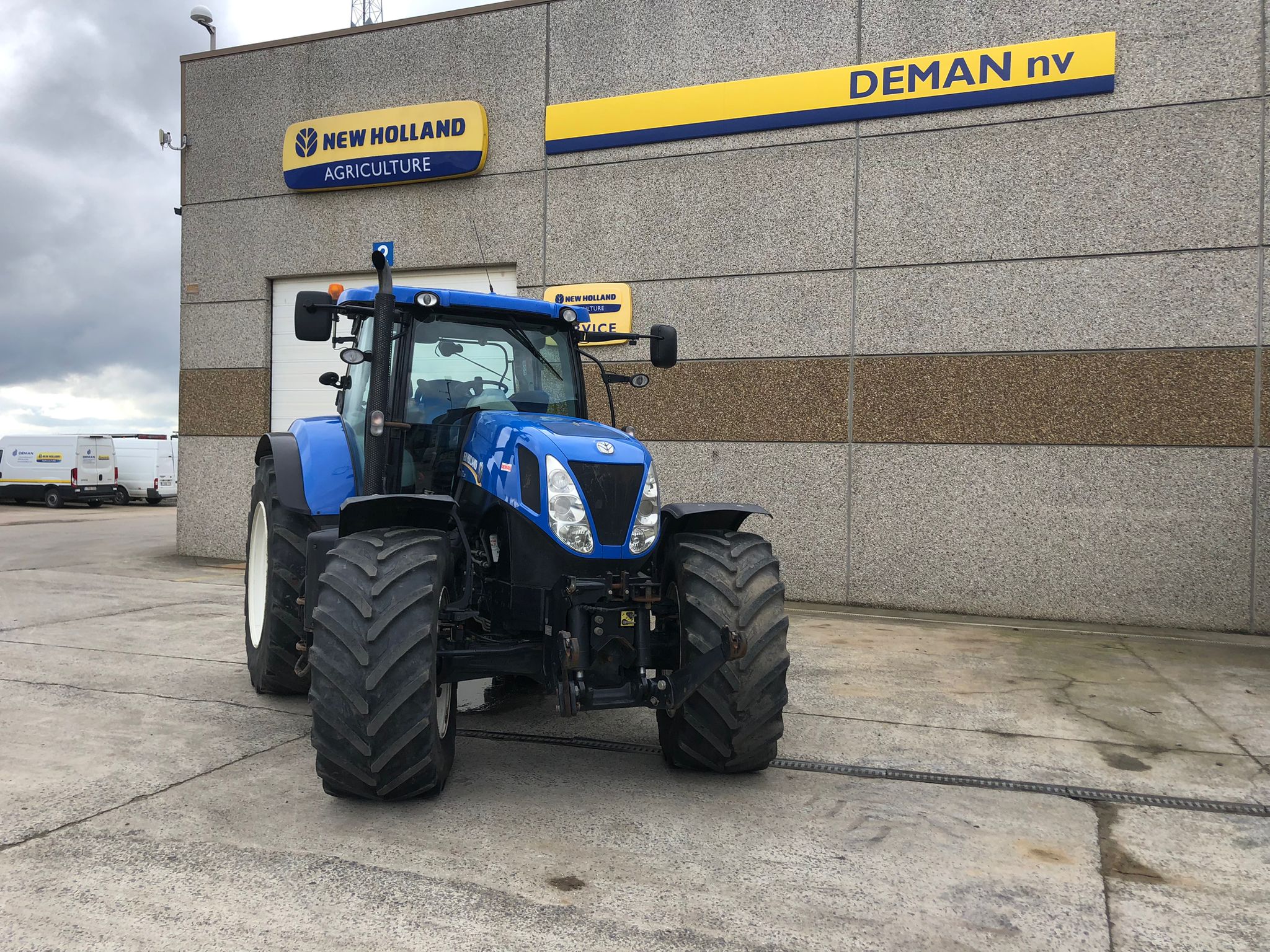 Vooraanzicht van een blauwe NEW HOLLAND T7.250 tractor.